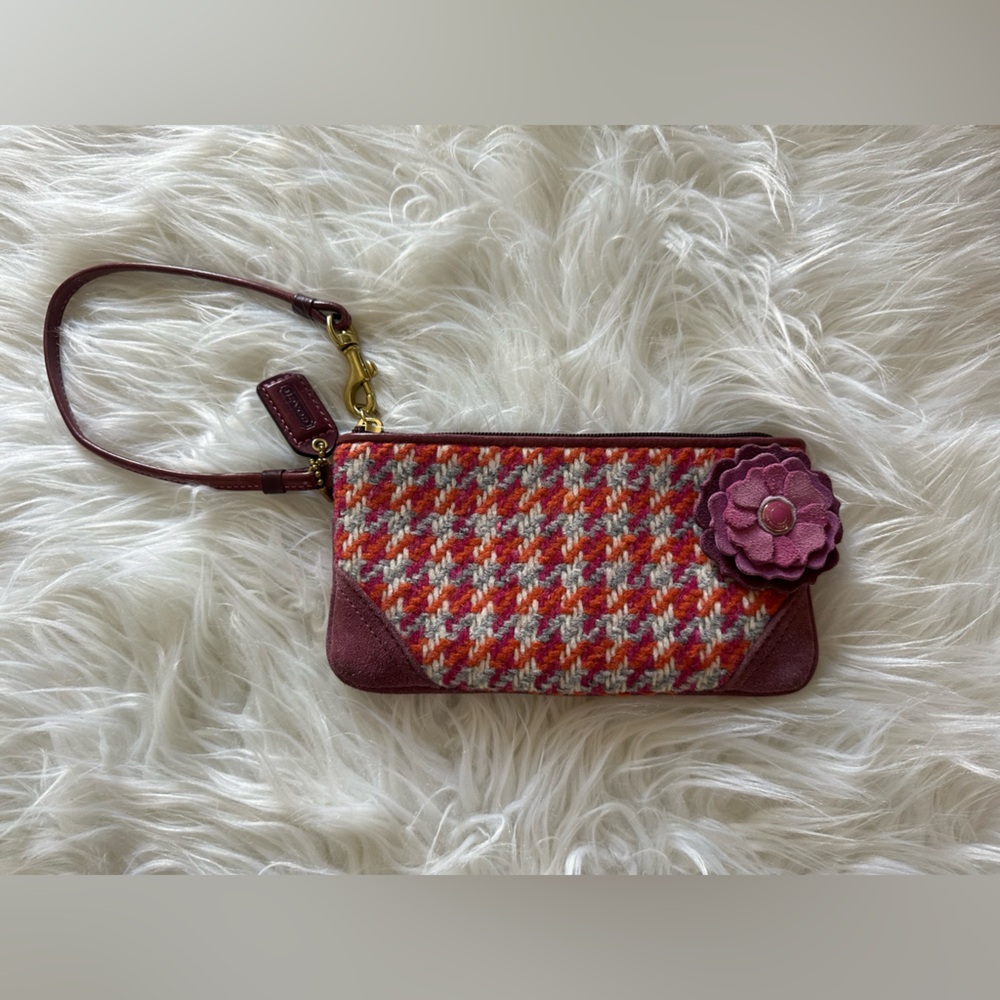 Adorable Coach clutch